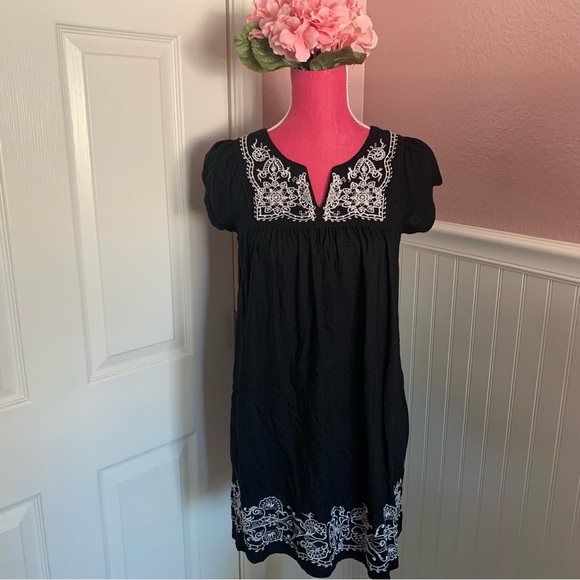 One Clothing Dresses & Skirts - Black Short Sleeved Dress or Tunic with White Embroidery size Medium